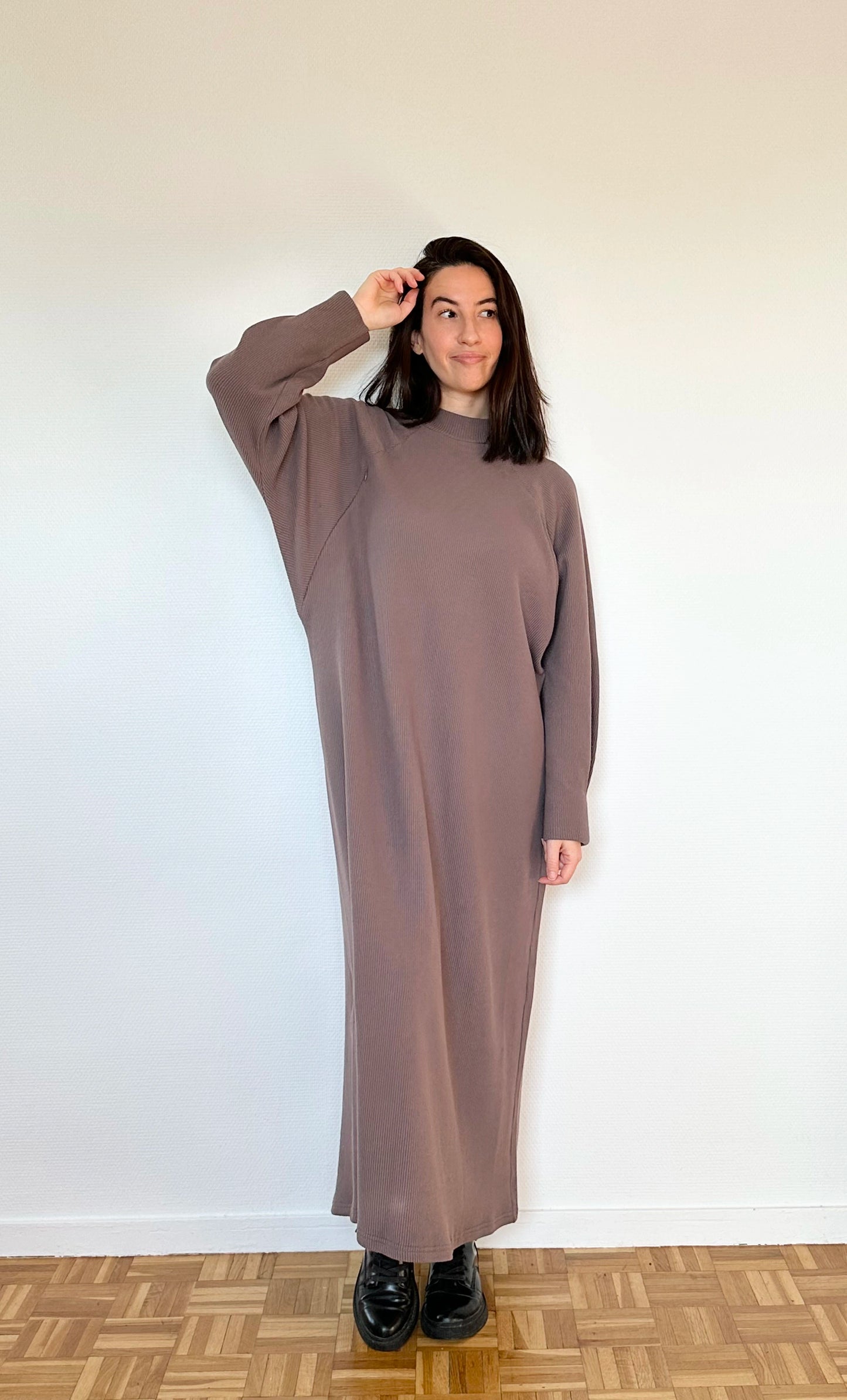 Modèle en robe longue mocha pour allaiter en maille ouverture à zip nuance lactée