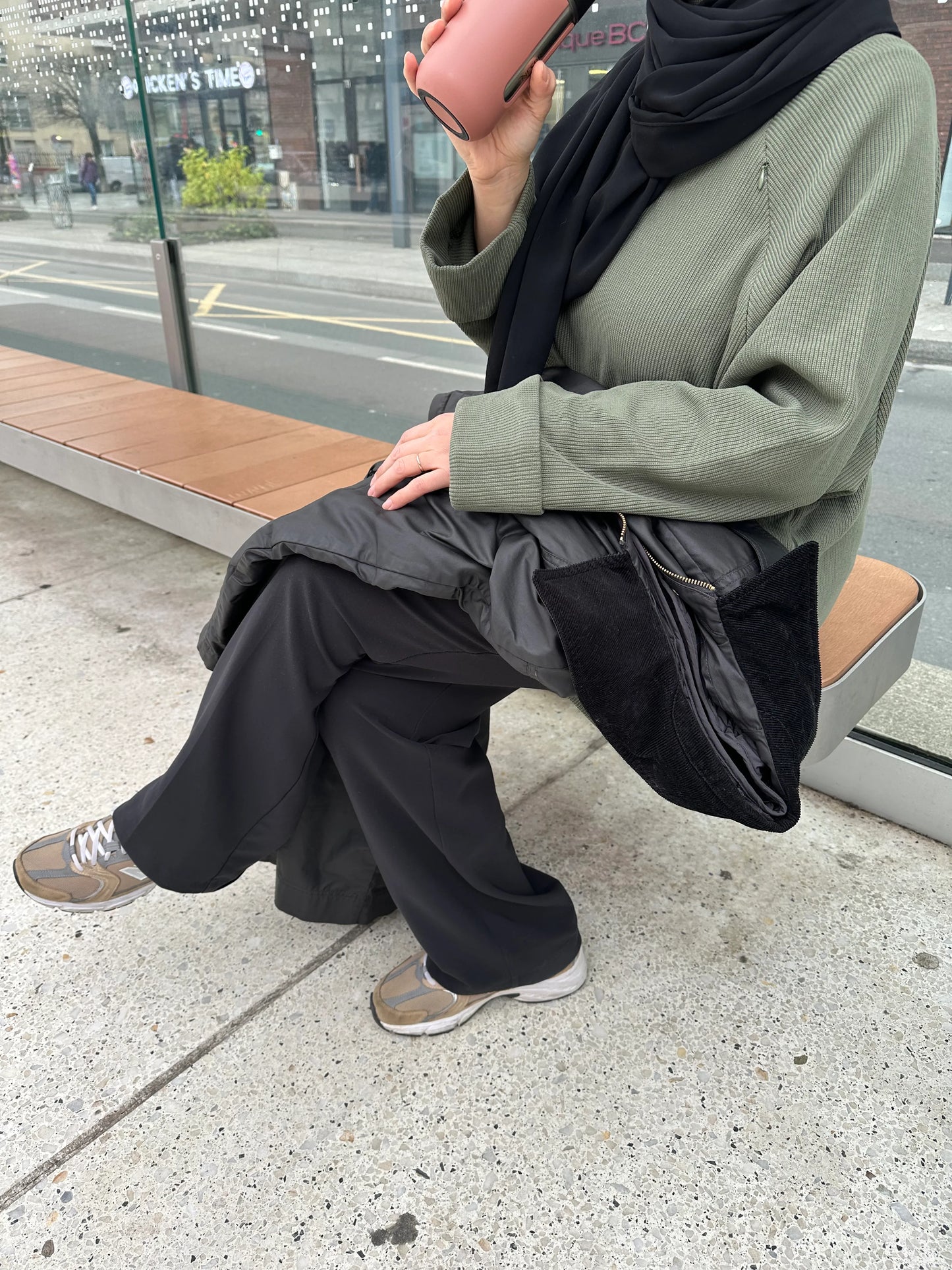 Pull d'allaitement de couleur kaki nuance lactée