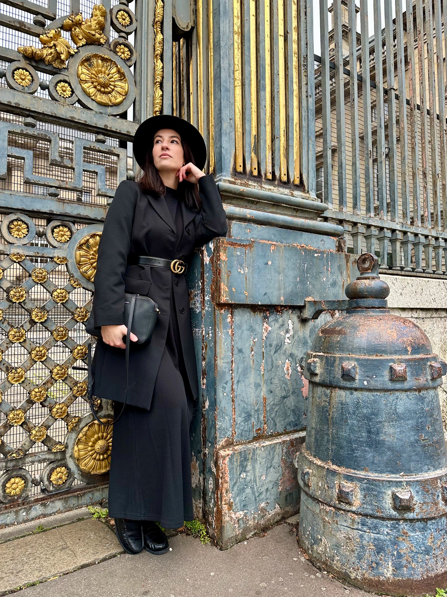 Modèle dans la rue portant la robe longue d'allaitement en maille noire de nuance lactée