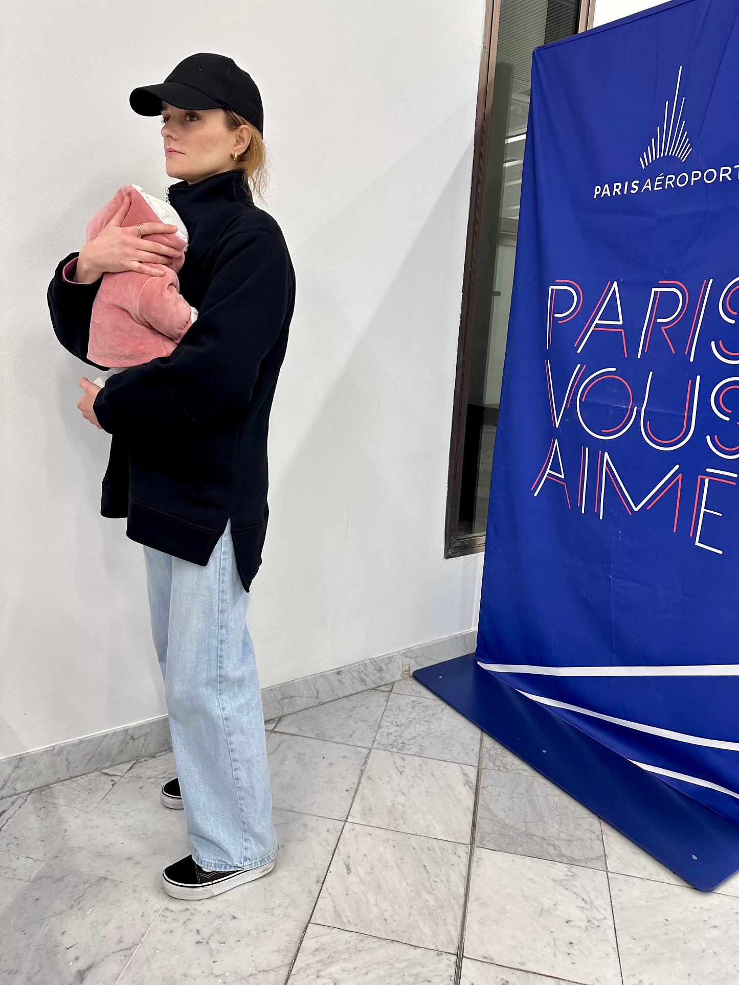 Modèle portant le sweat d'allaitement noir nuance lactée