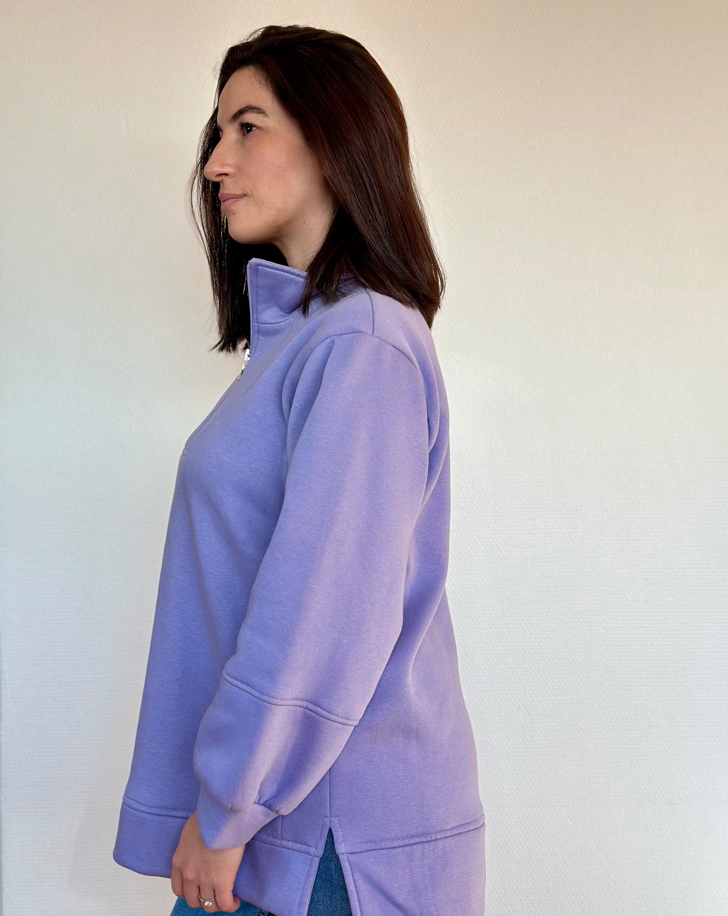 Photo de la marque Nuance lactée, femme de profil  portant le sweat  "Aisance" de couleur Lilas. Sweat d'allaitement