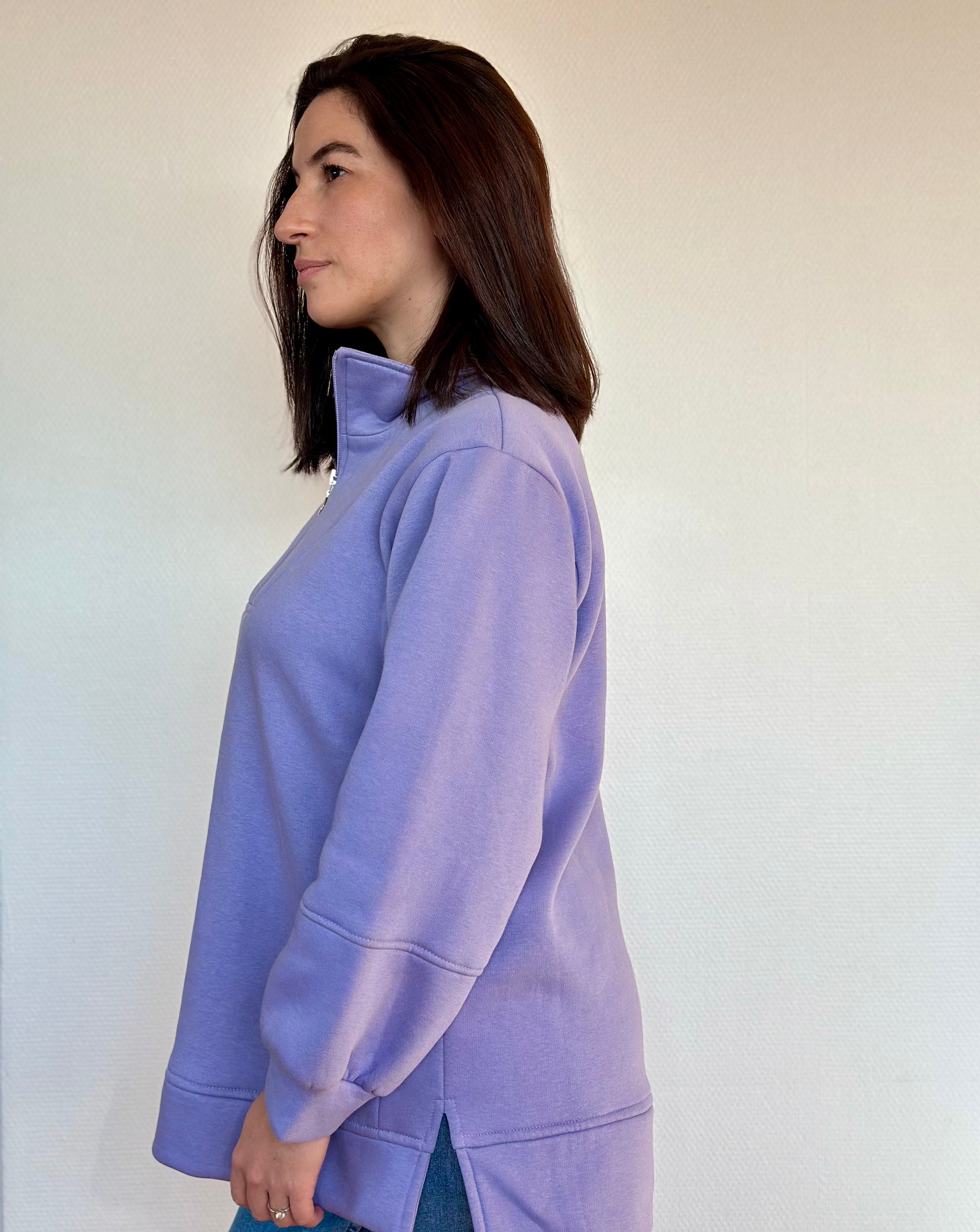 Photo de la marque Nuance lactée, femme de profil  portant le sweat  "Aisance" de couleur Lilas. Sweat d'allaitement