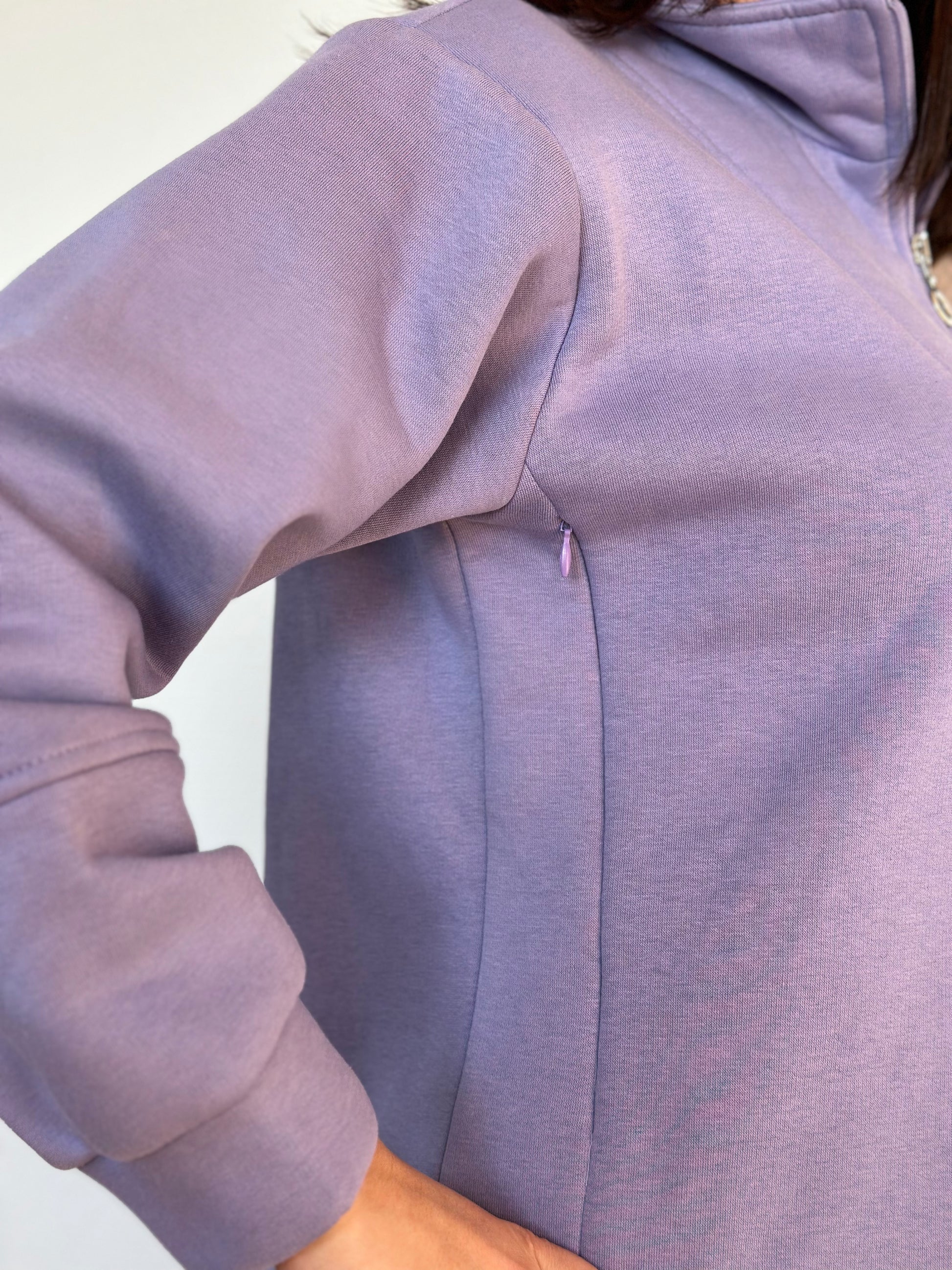 Photo de la marque Nuance lactée. zoom sur le zip .Photo de profil du sweat "Aisance"  de couleur lilas. Sweat d'allaitement