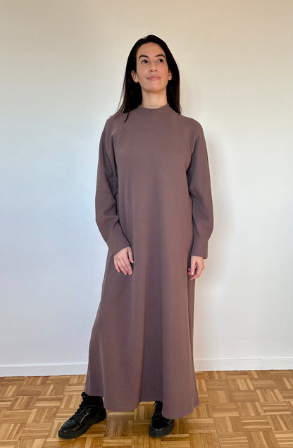 Photo de la marque Nuance lactée, femme portant la robe maille "Singulière" de couleur Mocha. Robe d'allaitement