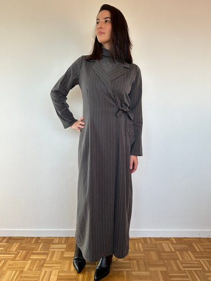 Photo de la marque Nuance lactée, femme portant la robe événement  "Audace" de couleur anthracite rayé. Robe d'allaitement