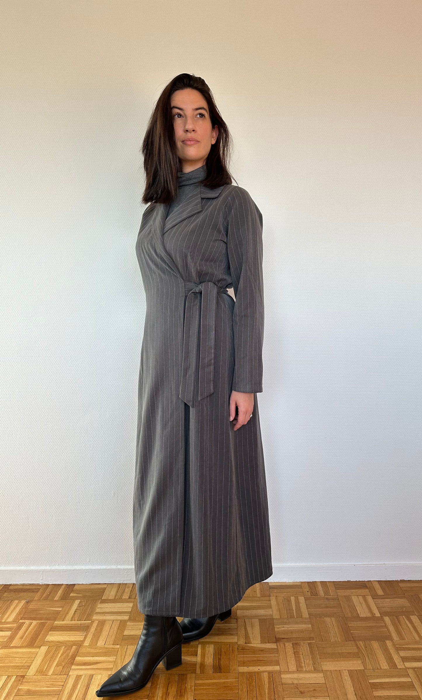 photo de la marque Nuance lactée, femme portant la robe événement "Audace" de couleur anthracite rayé. Robe d'allaitement