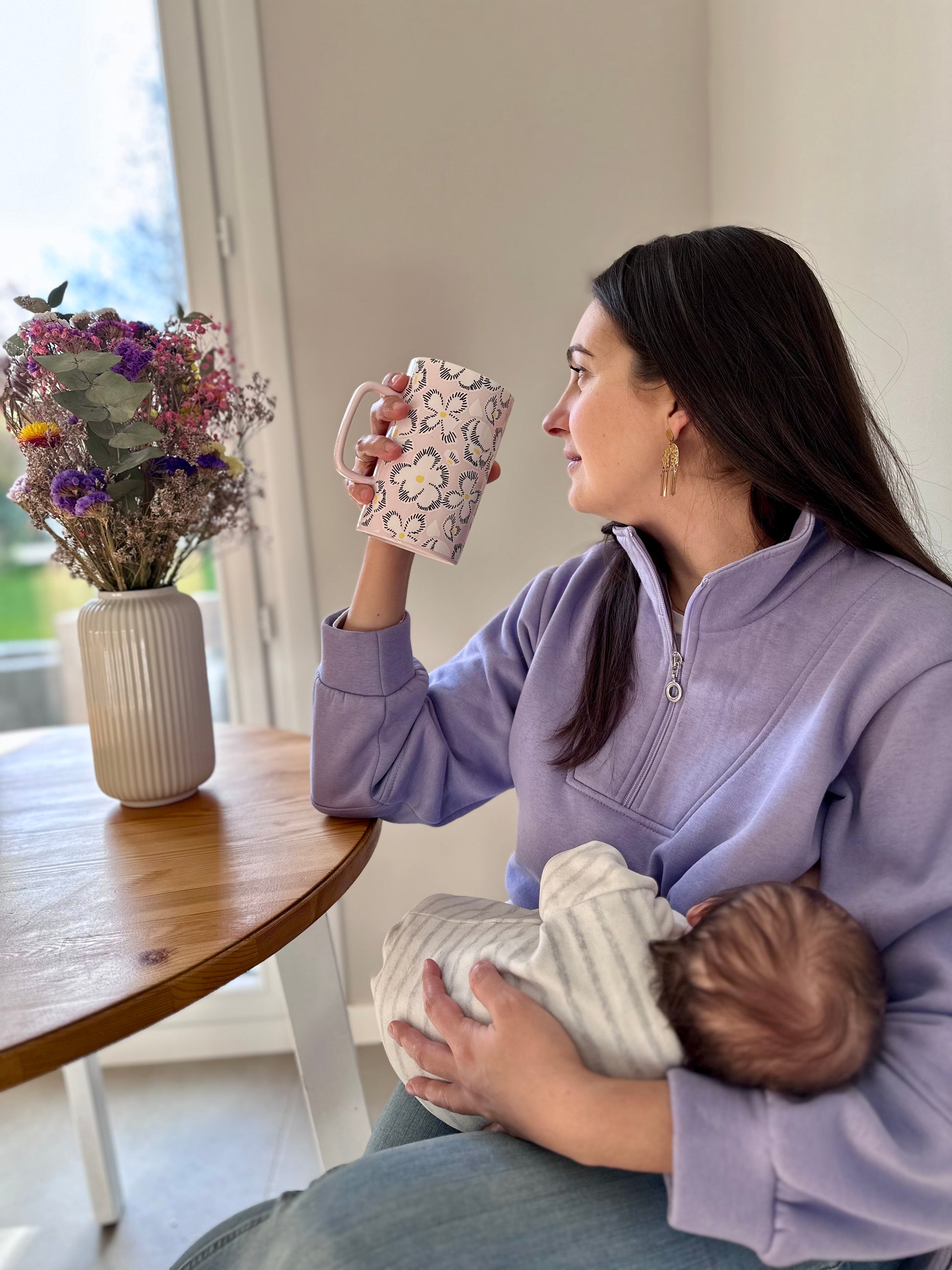 Photo de la marque Nuance lactée, femme  avec son bébé , portant le sweat  "Aisance" de couleur lilas. Sweat d'allaitement