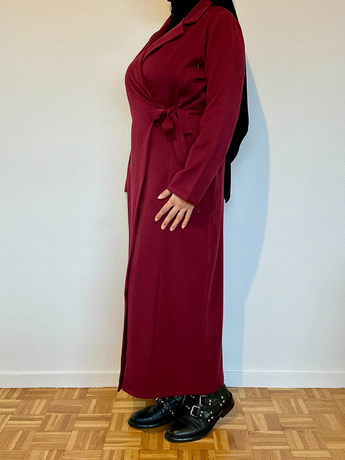 Photo de la marque Nuance lactée, femme portant la robe événement "Audace" de couleur bordeaux. Robe d'allaitement