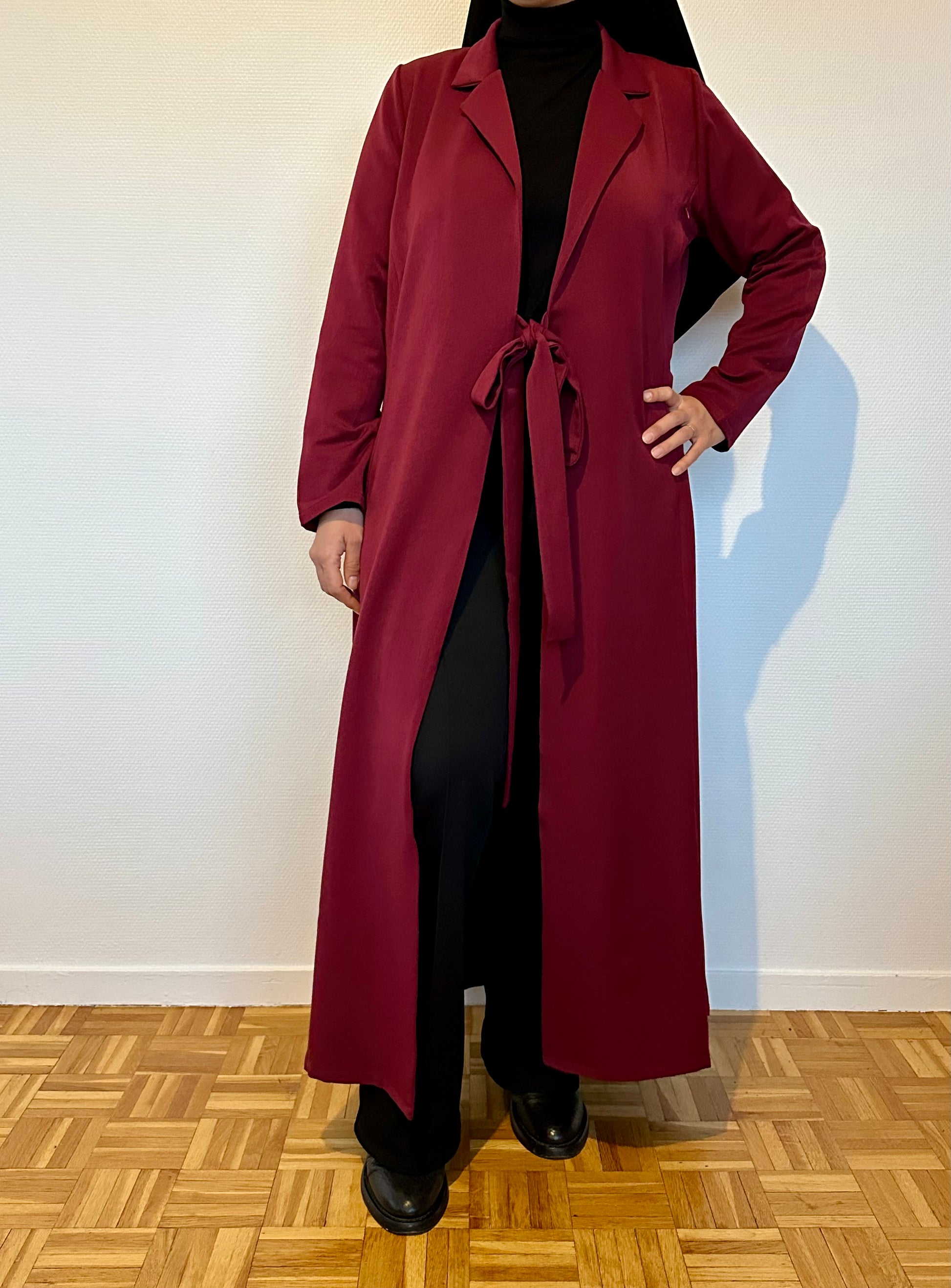 Photo de la marque Nuance lactée, femme  de face portant la robe événement  "Audace" de couleur bordeaux. Robe d'allaitement