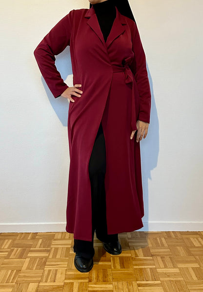 Photo de la marque Nuance lactée, femme   portant la robe événement "Audace" de couleur bordeaux. Robe d'allaitement