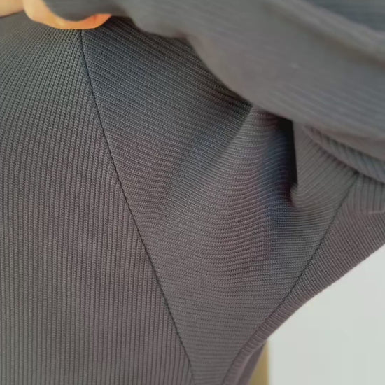 Vidéo de la marque Nuance lactée, avec une vison sur le zip de la robe maille "Singulière" de couleur noire . Robe d'allaitement