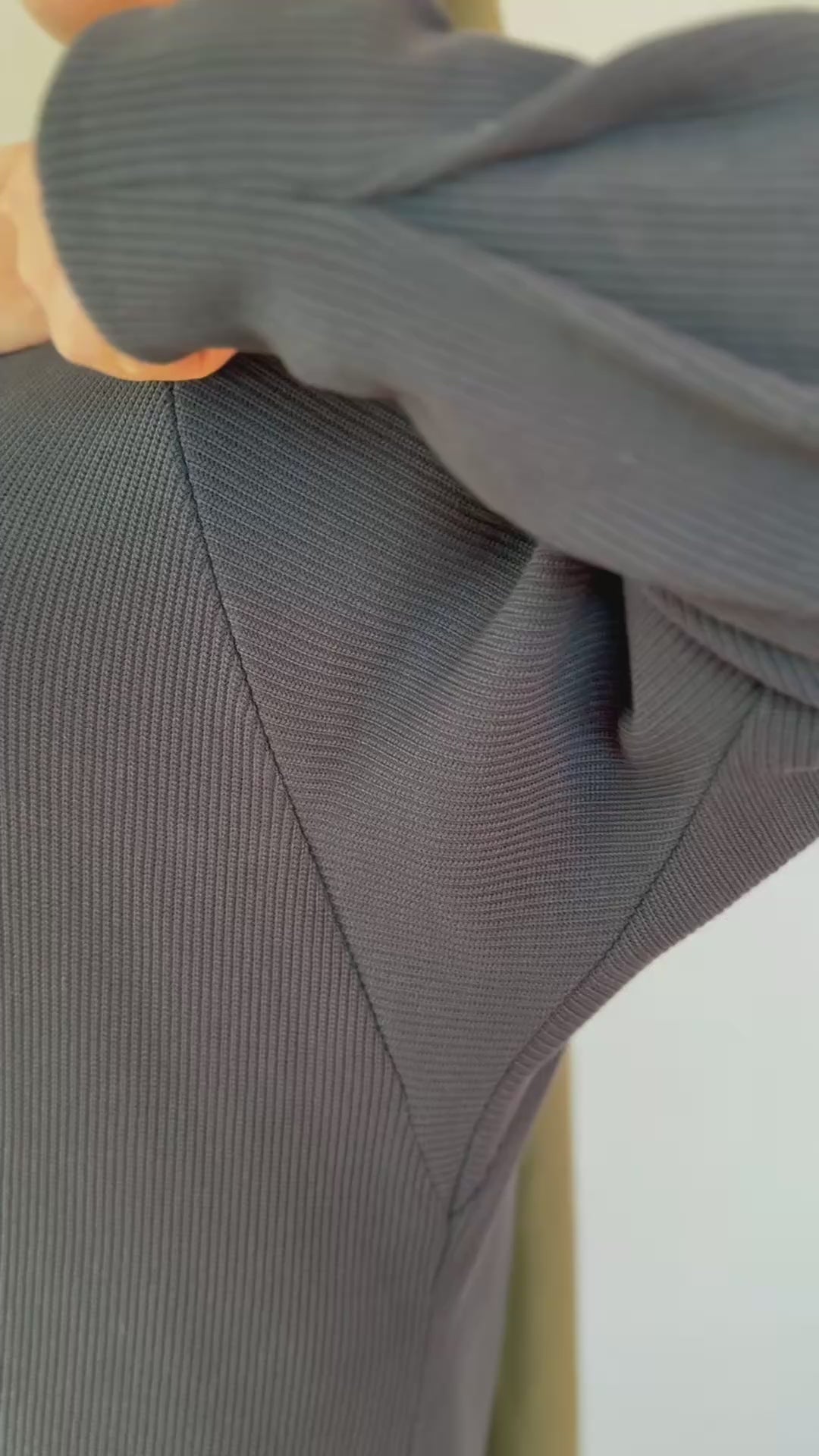 Vidéo de la marque Nuance lactée, avec une vison sur le zip de la robe maille "Singulière" de couleur noire . Robe d'allaitement