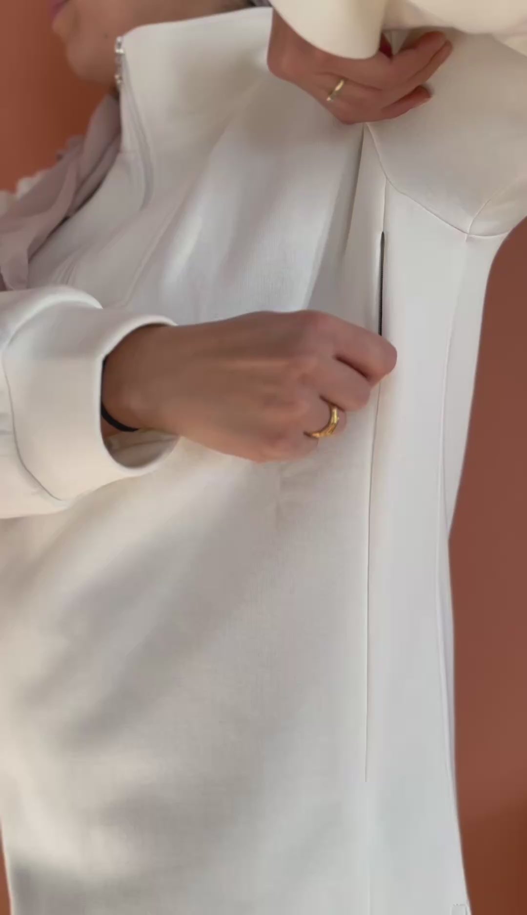 Vidéo de la marque Nuance lactée, avec une vison sur le zip du sweat  "Aisance" de couleur blanc cassé . Sweat d'allaitement